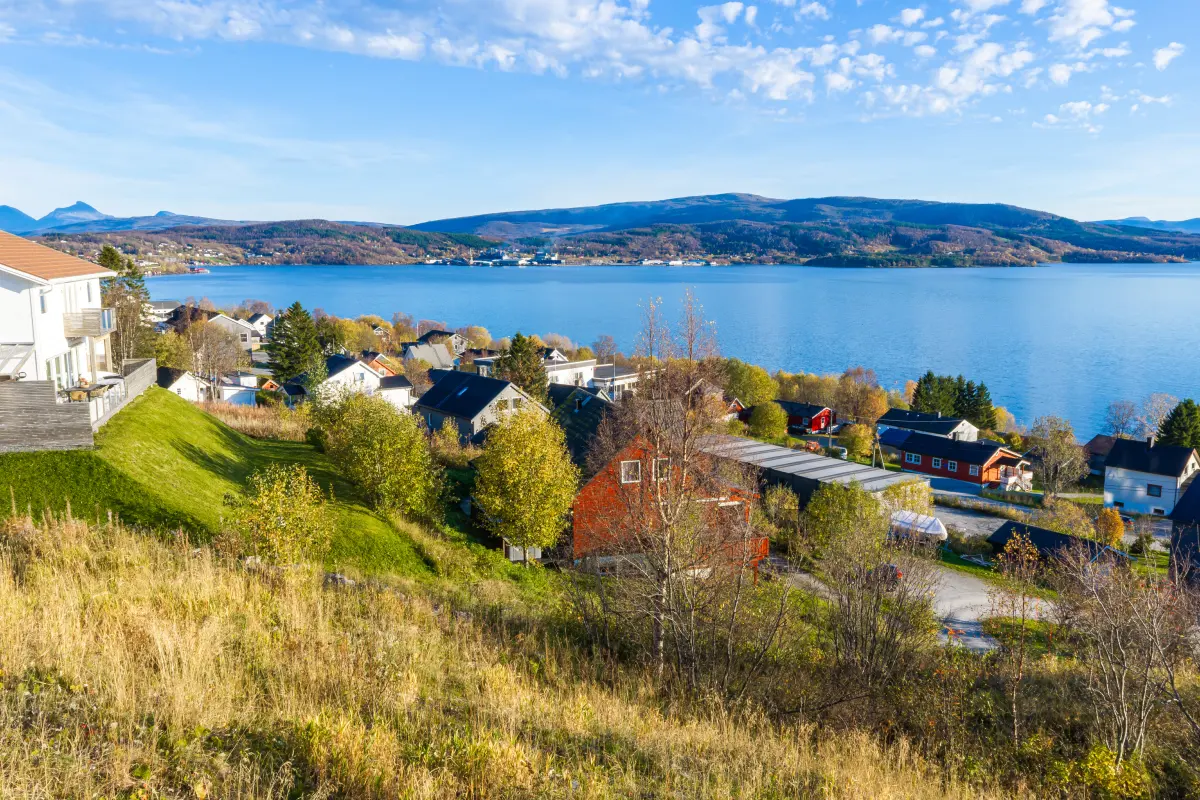 Utsikt mot sørøst over sjøen fra tomta.